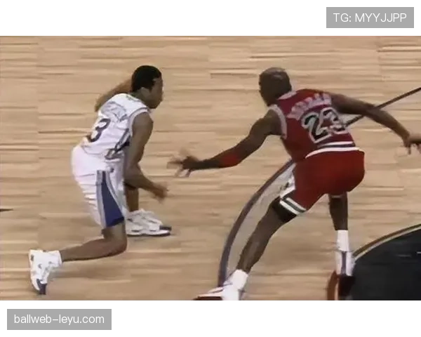 艾弗森突破创造高效得分 与乔丹关键时刻表现形成鲜明对比